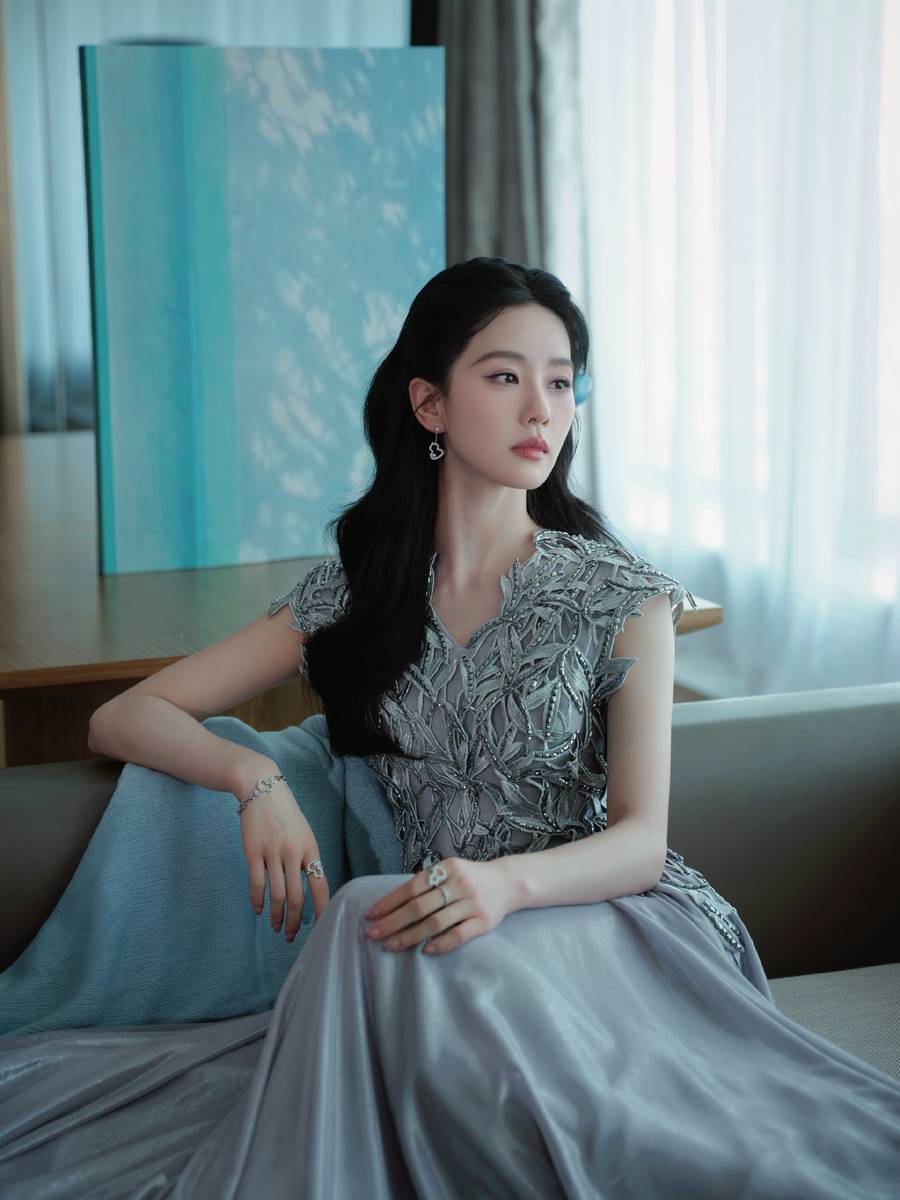 色水光裙下的中式时尚绽放开元ky棋牌刘诗诗：银(图3)