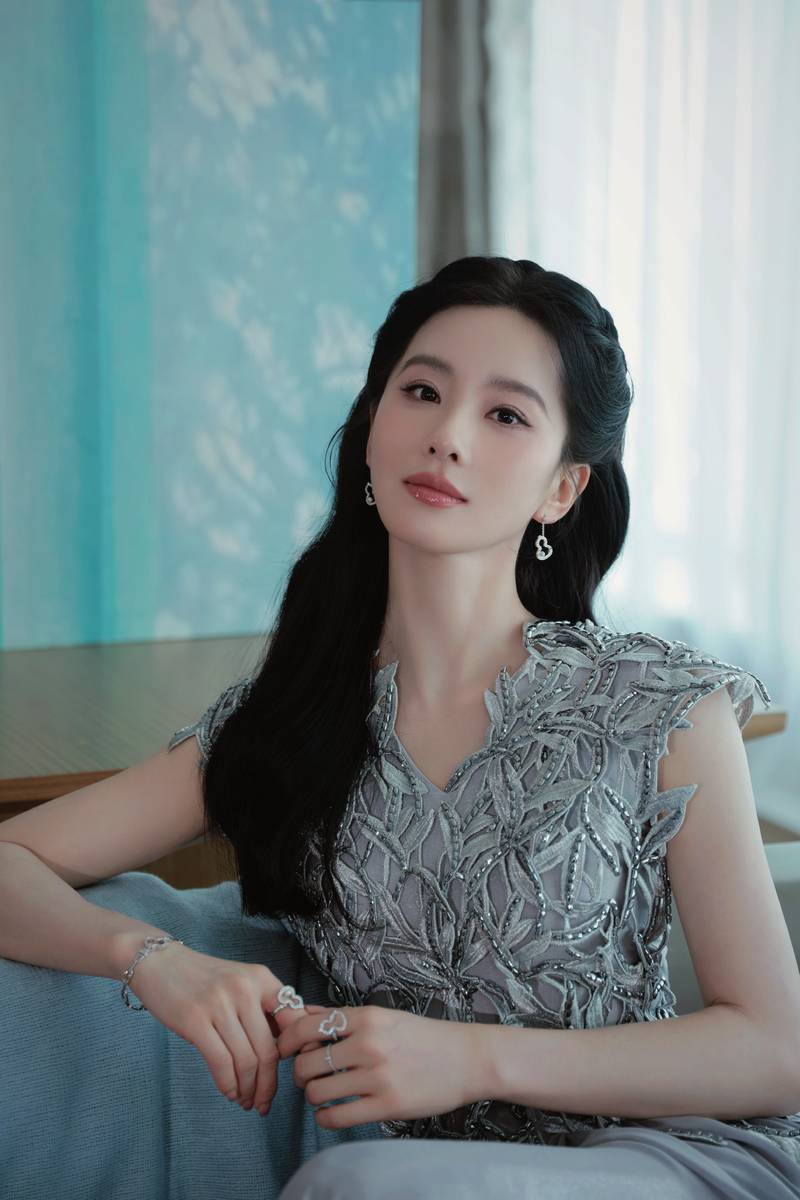 色水光裙下的中式时尚绽放开元ky棋牌刘诗诗：银(图2)