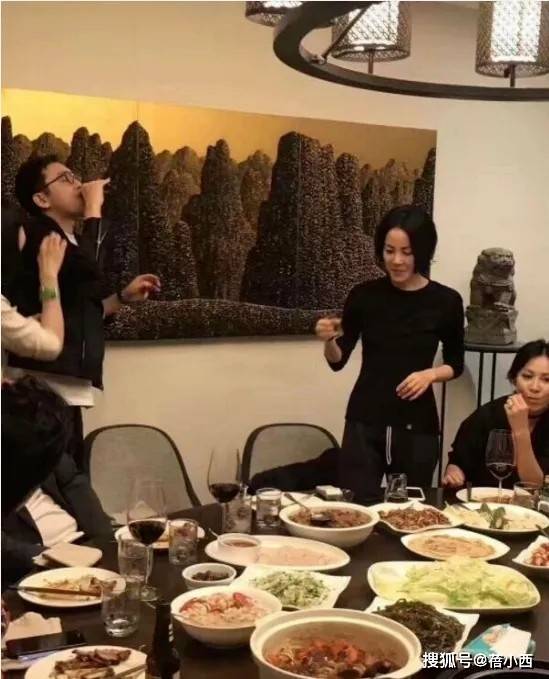 豪宅聚会素颜穿一身黑出镜美得似少女开元棋牌55岁王菲与59岁刘嘉玲在