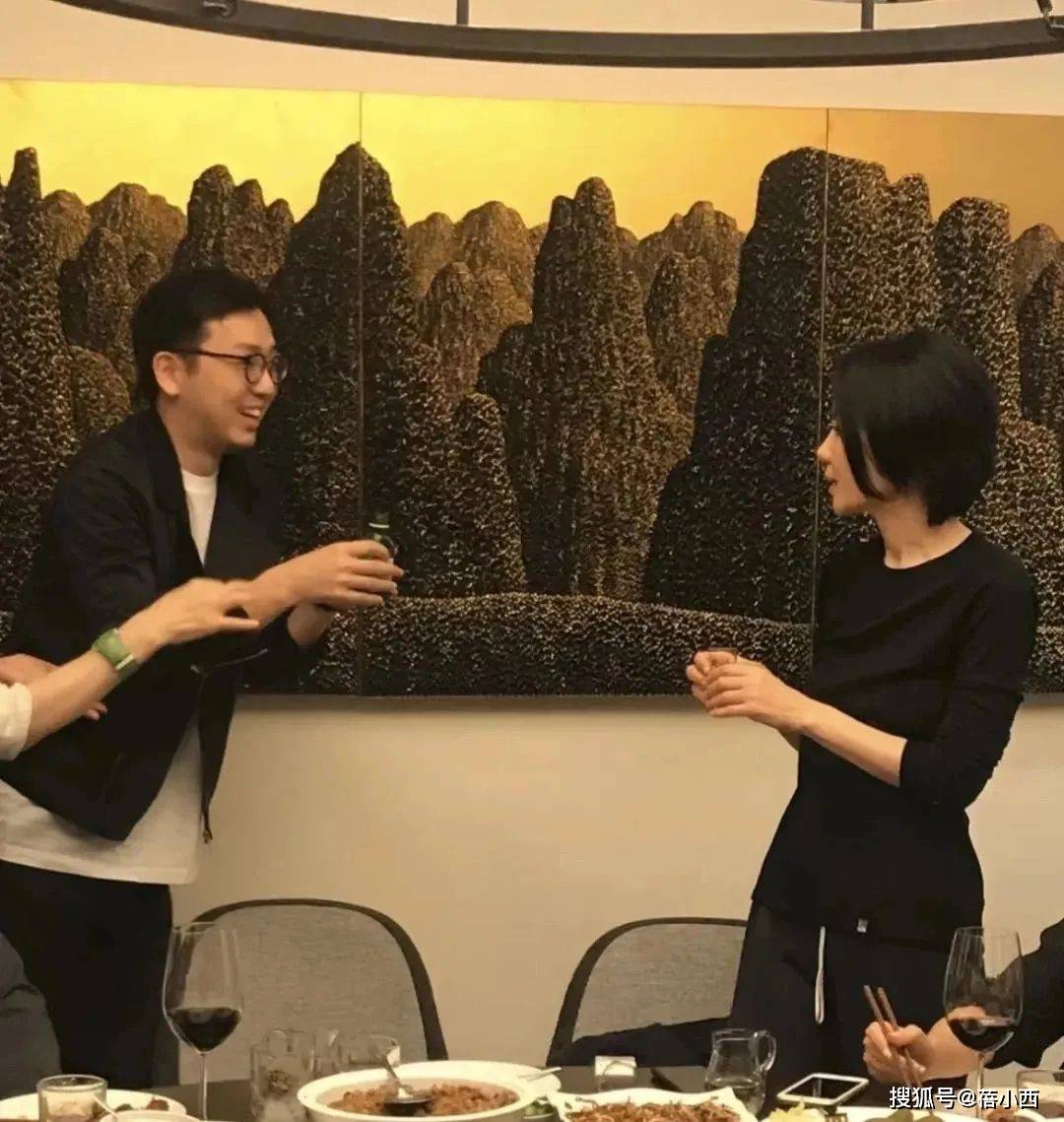 豪宅聚会素颜穿一身黑出镜美得似少女开元棋牌55岁王菲与59岁刘嘉玲在(图2)