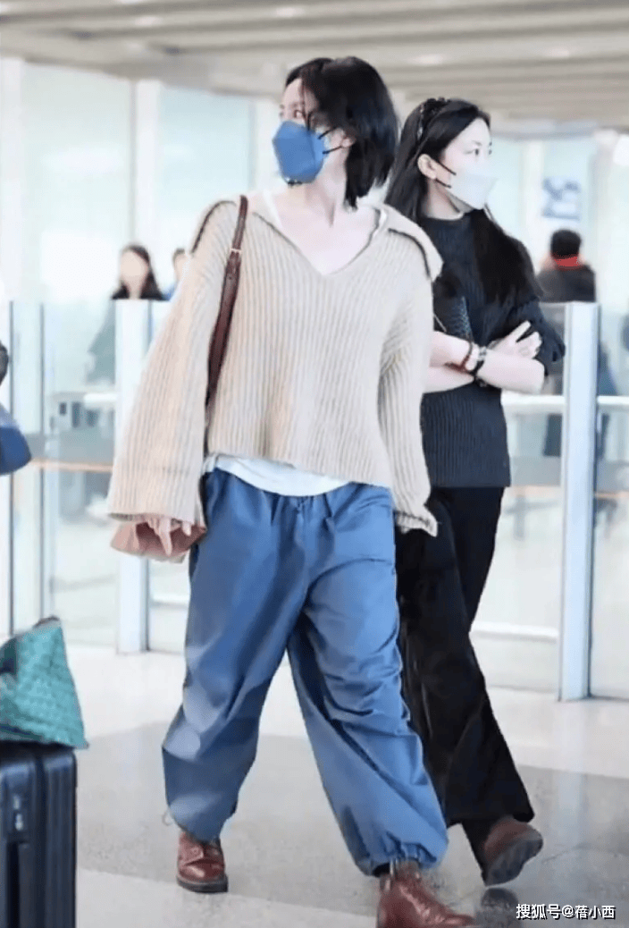 豪宅聚会素颜穿一身黑出镜美得似少女开元棋牌55岁王菲与59岁刘嘉玲在(图3) 豪宅聚会素颜穿一身黑出镜美得似少女开元棋牌55岁王菲与59岁刘嘉玲在(图3)