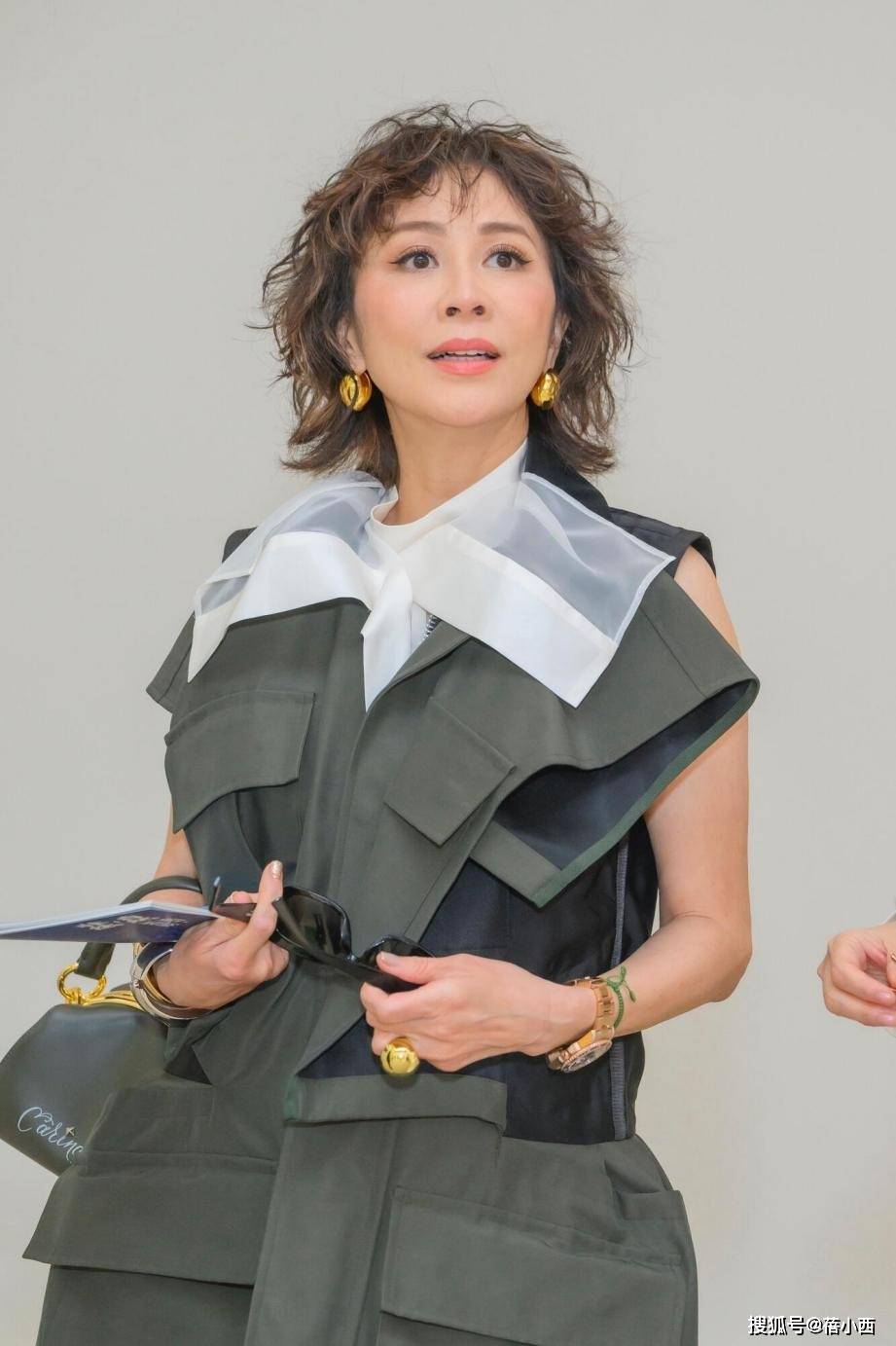 豪宅聚会素颜穿一身黑出镜美得似少女开元棋牌55岁王菲与59岁刘嘉玲在(图5)