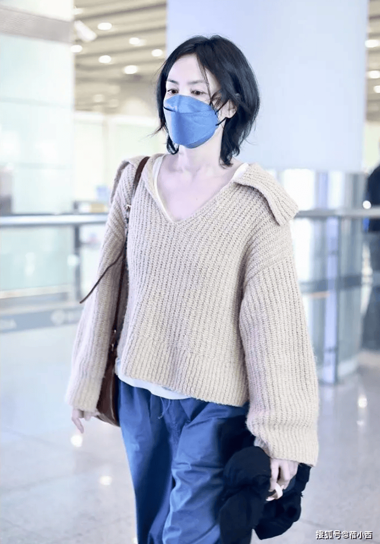 豪宅聚会素颜穿一身黑出镜美得似少女开元棋牌55岁王菲与59岁刘嘉玲在(图7)