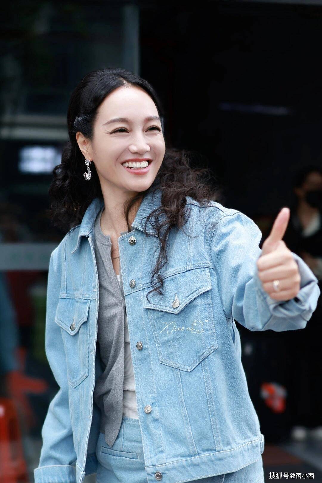 年轻10岁一身牛仔穿搭美得像换了个人开元棋牌app朱丹新剪了波波头短发