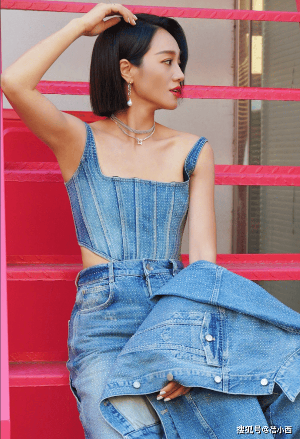 年轻10岁一身牛仔穿搭美得像换了个人开元棋牌app朱丹新剪了波波头短发(图3)