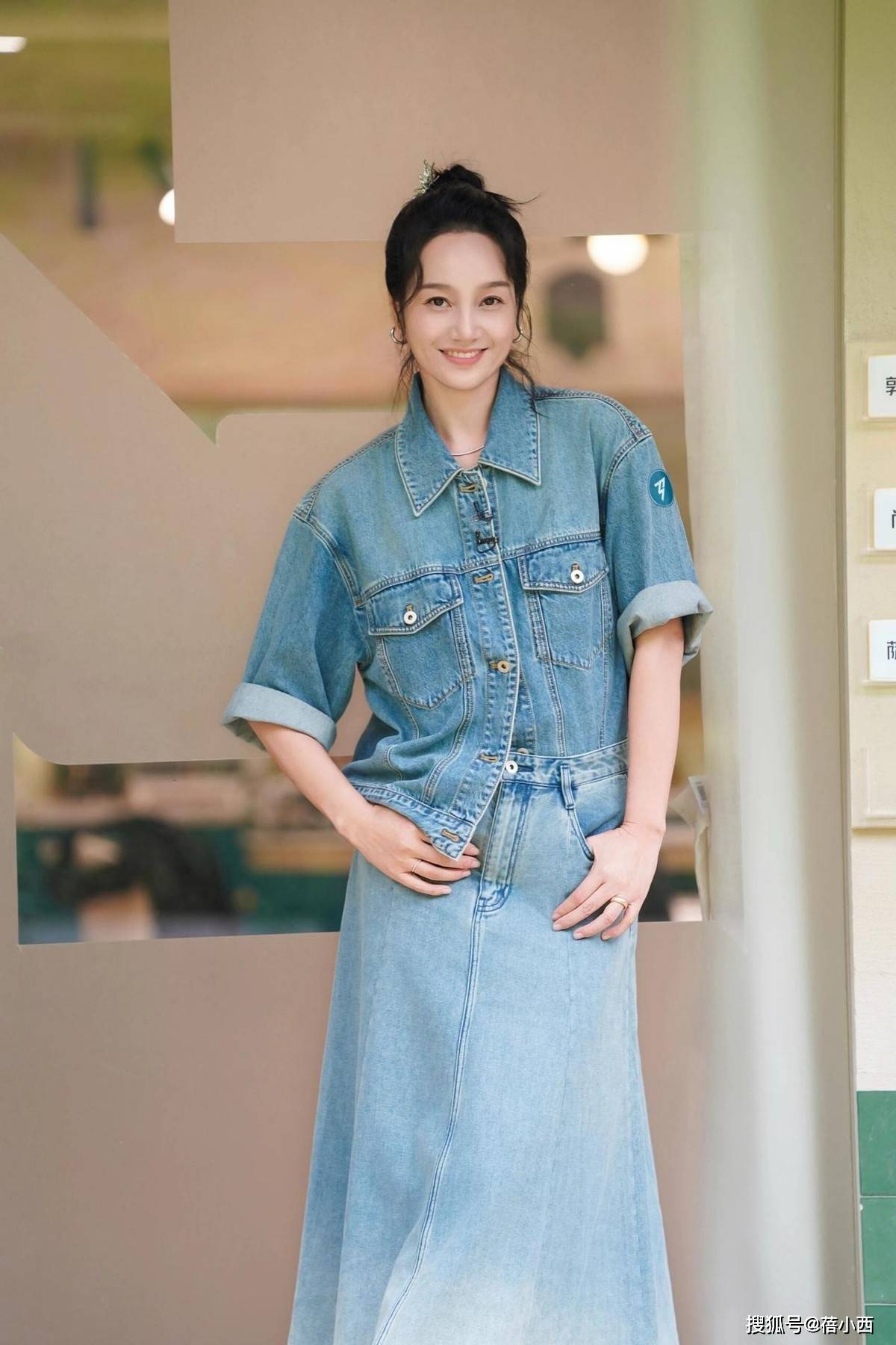 年轻10岁一身牛仔穿搭美得像换了个人开元棋牌app朱丹新剪了波波头短发(图4)