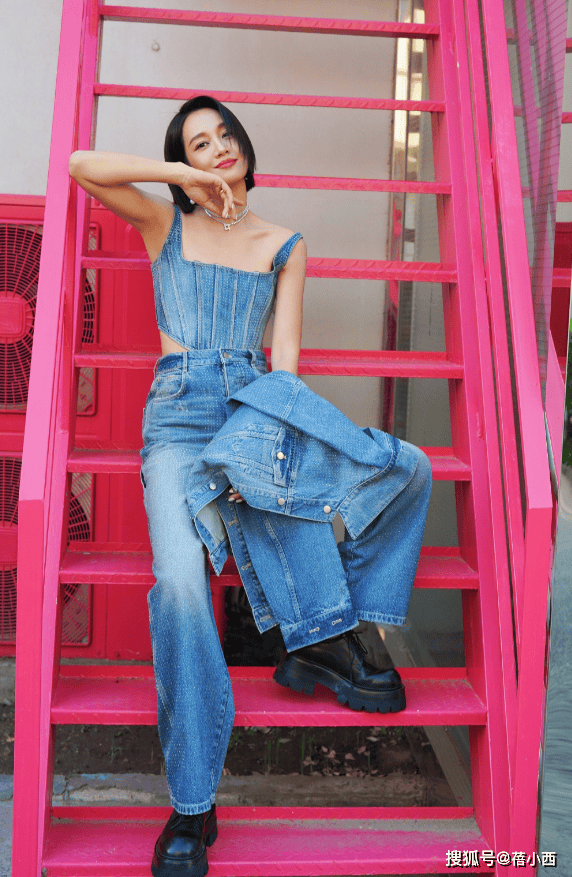 年轻10岁一身牛仔穿搭美得像换了个人开元棋牌app朱丹新剪了波波头短发(图7)