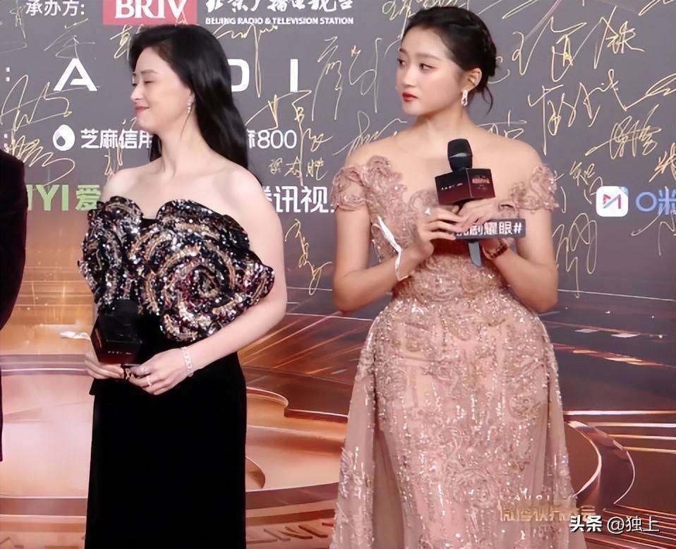 抹胸裙显老气被40岁蒋欣比下去太离谱开元棋牌关晓彤红毯造型又翻车！红色(图2)