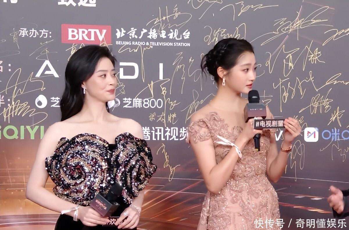 抹胸裙显老气被40岁蒋欣比下去太离谱开元棋牌关晓彤红毯造型又翻车！红色(图3)