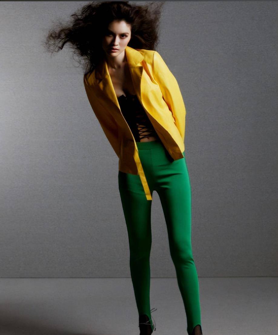 ！爆炸头配金耳饰网友：这状态太绝了！开元ky棋牌何穗产后40天炸场复工(图1)