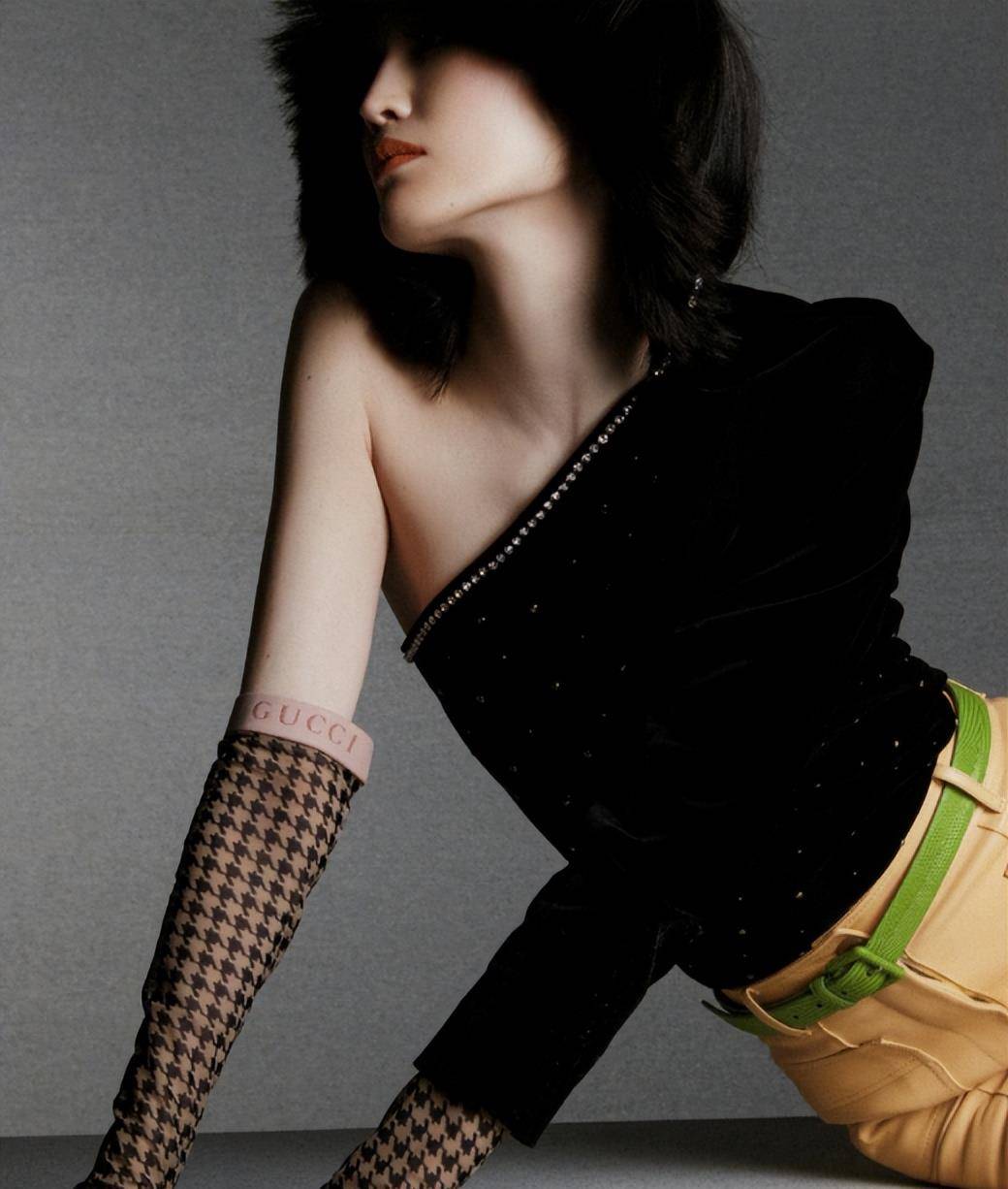 ！爆炸头配金耳饰网友：这状态太绝了！开元ky棋牌何穗产后40天炸场复工(图2)