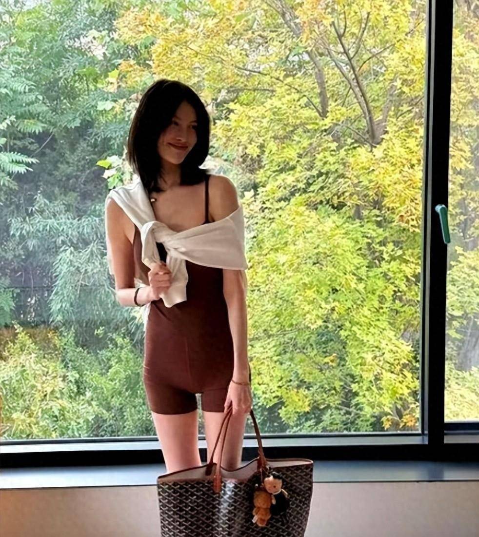 ！爆炸头配金耳饰网友：这状态太绝了！开元ky棋牌何穗产后40天炸场复工(图3)