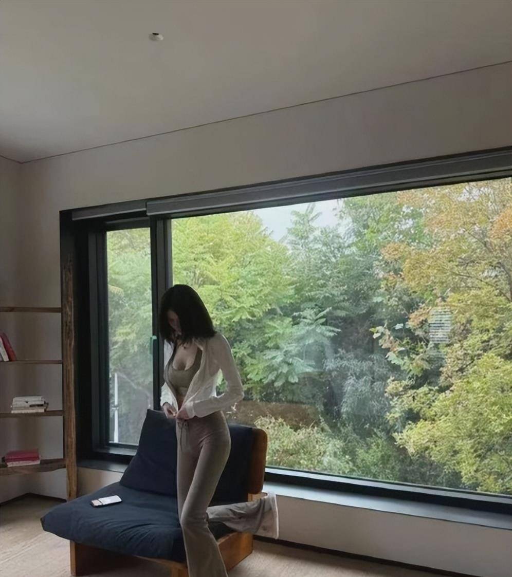 ！爆炸头配金耳饰网友：这状态太绝了！开元ky棋牌何穗产后40天炸场复工(图5)